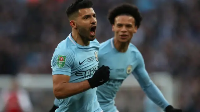 Sergio Agüero celebra junto a Leroy Sané