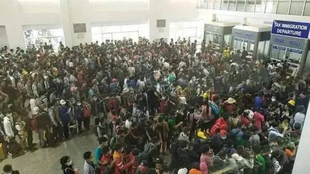 နေအိမ်မှာ အသွားအလာကန့်သတ်နေထိုင်သူတွေဟာ ကျန်းမာရေးဌာနကို တယ်လီဖုန်းနဲ့ နေ့စဉ်သတင်းပို့ရပါမယ်။