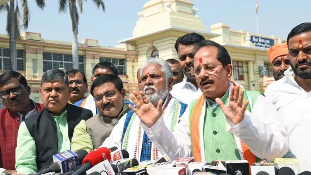 बिहार विधानसभा से वॉकआउट करने के बाद विपक्ष के नेता विजय कुमार सिन्हा पटना में मीडिया से बात करते हुए