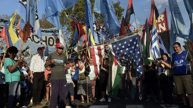 Protesta anti-EEUU en Buenos Aires, con banderas de Venezuela.