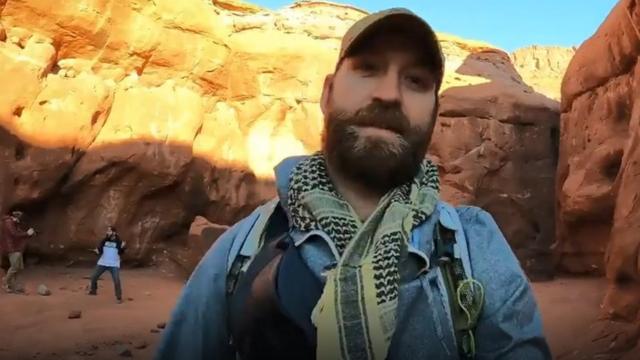 Дэвид Сурбер снимает себя в каньоне возле загадочного столба