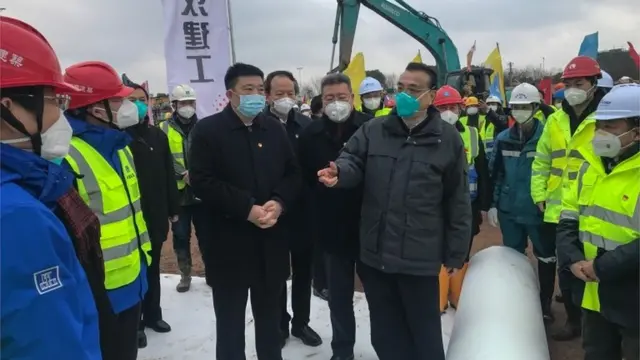 李克强戴口罩视察武汉防疫工作