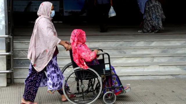 হাসপাতালে রোগীকে নিয়ে যাচ্ছেন স্বজন