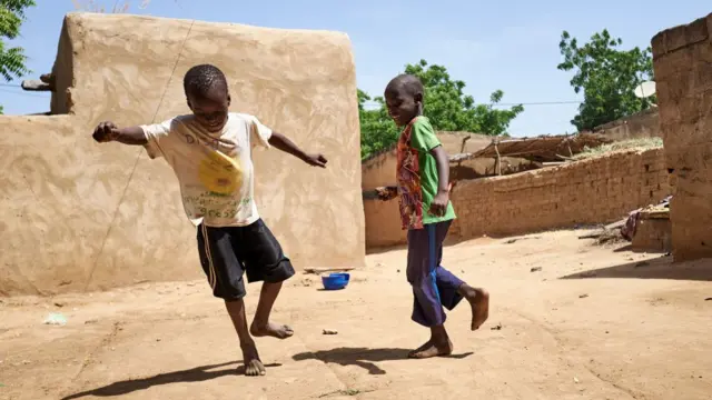Enfants jouant dans un village au Mali