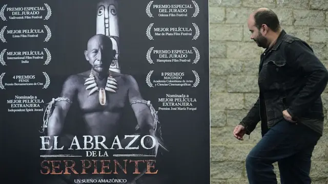 Yılanın Kucağında filminin afişi ve yönetmeni Ciro Guerra