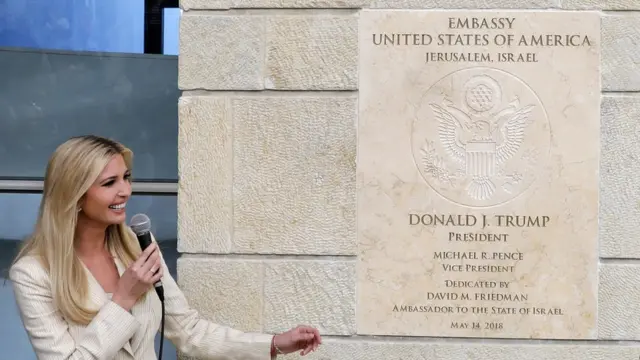 Ivanka Trump frente a la placa que conmemora la inauguración de la embajada de EE.UU. en Jerusalén