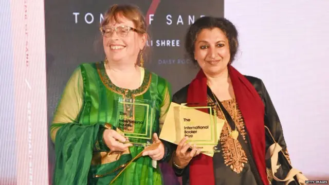 गीतांजलि श्री के साथ अनुवादक डेज़ी रॉकवेल