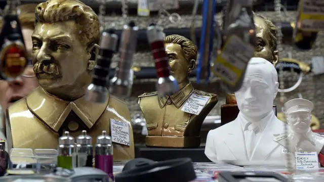 Бюсти Сталіна та Путіна в сувенірній крамниці в Москві