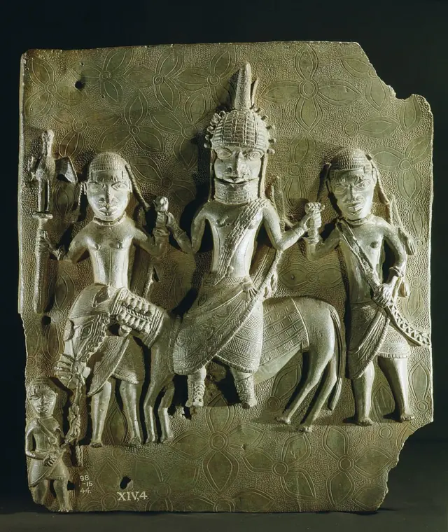 নাইজেরিয়ায় বেনিনের রাজা ওবা তার দুই সামন্ত সাথে নিয়ে ঘোড়ার পিঠে বসে আছেন এমন একটি পিতলের মূর্তি