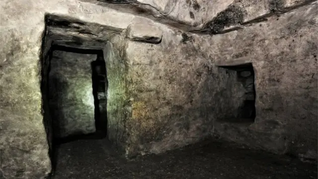 تہہ خانے کے کمروں سے بہت سے کلش ملے ہیں جن میں انسانی باقیات ہیں