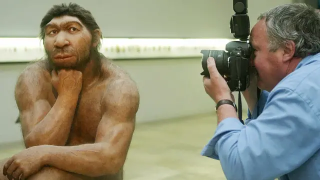 Homem fotografa reproduçãoroleta da blazerneandertal