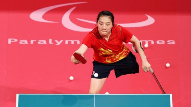 Atleta do tênisaposta esportiva jogo interrompidomesa