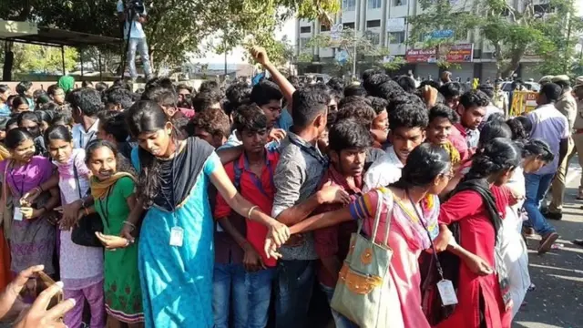 பொள்ளாச்சி சம்பவத்தில் குற்றவாளிகள் மீது நடவடிக்கை எடுக்ககோரி மாணவர்கள் போராட்டத்தில் ஈடுபட்டனர்