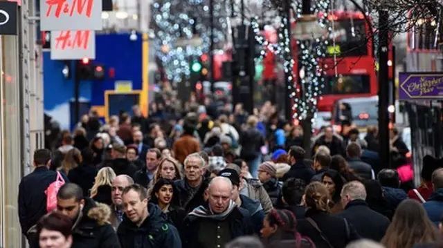 런던 옥스퍼드 스트리트는 영국에서 유동인구가 가장 많은 곳 중 하나다