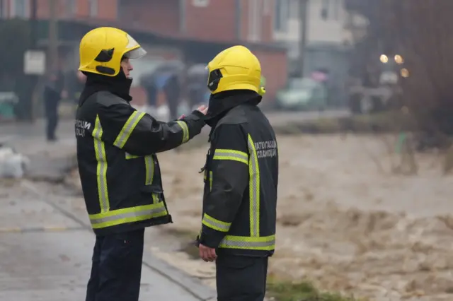 Припадници спасилачке екипе у Новом Пазару.