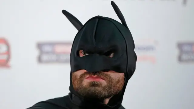 فیوری قبل از آخرین مسابقه‌اش در جلسه دیدار با مطبوعات با لباس بتمن ظاهر شد