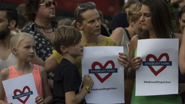 Niños y adultos con carteles que dicen, "amo Finsbury Park".