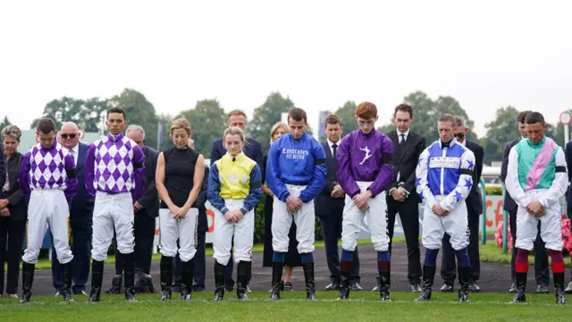 Les jockeys observent deux minutes de silence à l'hippodrome de Doncaster.