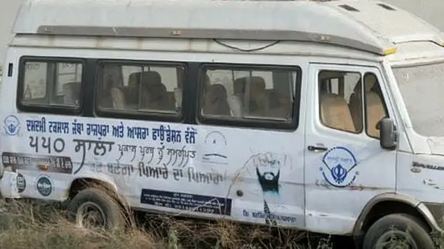 गुरुद्वारा साहिब के बाहर खड़ी वैन