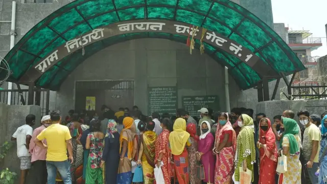 Orang-orang mengantre di sebuah pusat vaksinasi di India