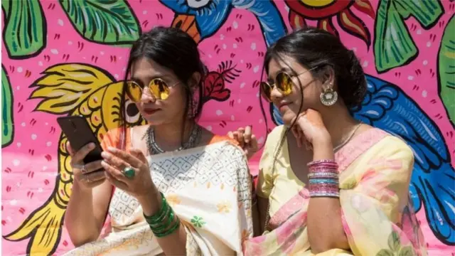 নারীরা শাড়ির সাথে নানা অনুসঙ্গ ব্যবহার করেন। যার কারণে আদিকালের শাড়ির সাথে সাম্প্রতিক কালের শাড়ির অনেক পার্থক্য রয়েছে।