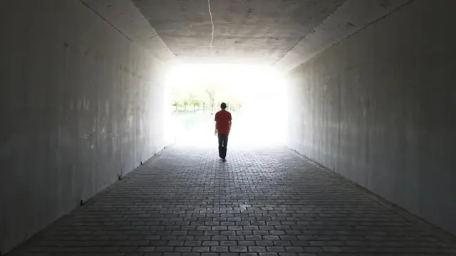 Persona en un túnel