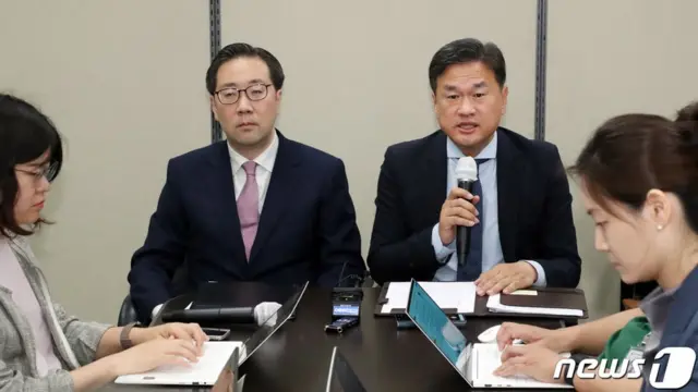 이준일 외교부 북핵외교기획단장(왼쪽)과 최현석 경찰청 사이버수사국장이 2일 오전 서울 종로구 정부서울청사 별관 외교부 기자실에서 북한 해킹조직 제재 및 권고문 관련 백그라운드브리핑을 하고 있다