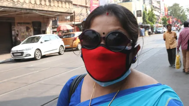 কোলকাতার রাস্তায় অনেককেই মাস্ক পরতে দেখা যাচ্ছে