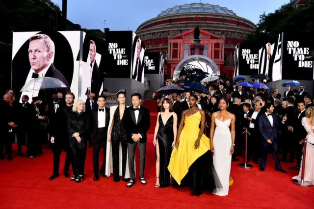 Finneas, Billie Eilish, Rami Malik, Phoebe Waller-Bridge, Cary Joji Fukunaga, Ana de Armas, Lashana Lynch, y Naomie Harris en el estreno mundial de "NO TIME TO DIE" en el Royal Albert Hall el 28 de septiembre de 2021 en Londres.