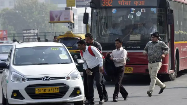 கொரோனா கொல்வதற்கு முன்பாக பட்டினி எங்களைக் கொன்றுவிடும் - இந்திய துயரம்