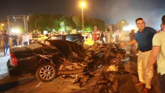 Bu arada kaç kişinin öldüğü ya da yaralandığı bilinmiyor. Boğaziçi Köprüsü yakınlarında tankın ezdiği bir araba.