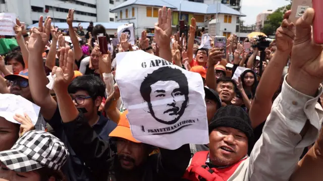 ประชาชนชู 3 นิ้วตอบกลับธนาธร