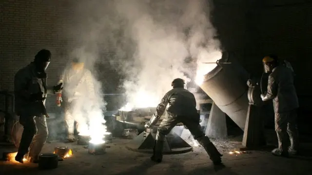 Trabajadores en una planta de conversión de uranio en Irán.
