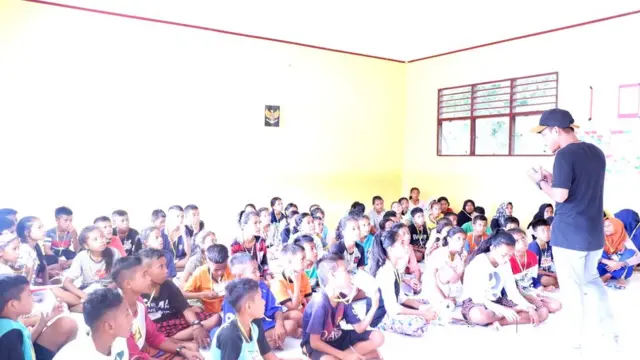Kegiatan ekstra kurikuler para murid SD dan SMP di Soleh.