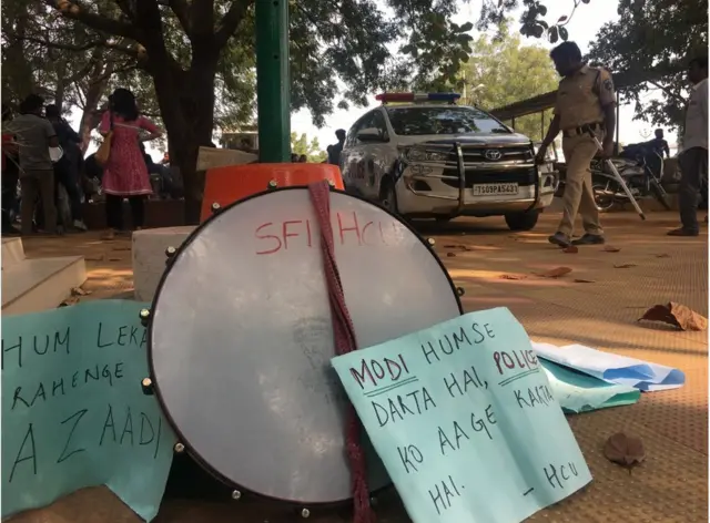 హెచ్‌సీయూ విద్యార్థులు