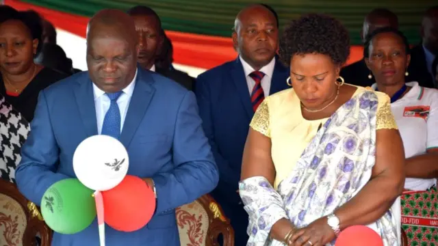 Umukuru w'inama nshingamateka y'u Burundi (i bubamfu n'umutamukanyi wiwe) Pascal Nyabenda mu nama idasanzwe ya CNDD FDD i Gitega