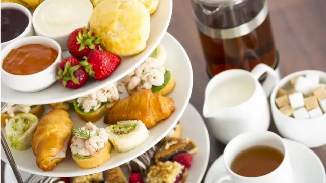 Стол, сервированный к чаю