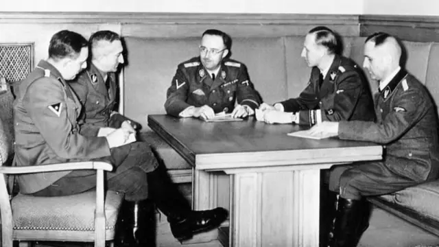 Губер (крайній зліва) на нараді з іншими генералами СС