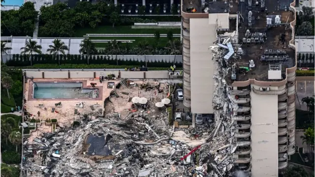 Vue aérienne montrant le personnel de recherche et de sauvetage travaillant sur le site après l'effondrement partiel des Champlain Towers South à Surfside, au nord de Miami Beach, le 24 juin 2021. -