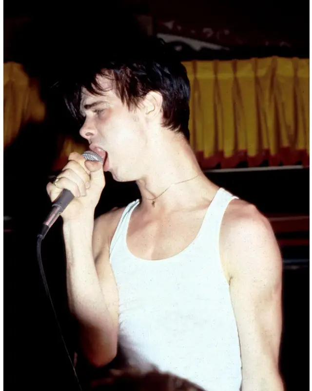 Kao glavni vokal grupe The Birthday Party, Nik Kejv se proslavio visceralnim, grlenim glasom