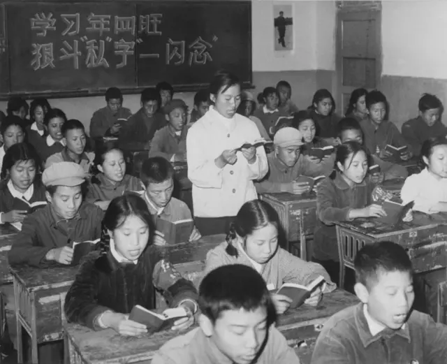 1967年，文革期間，中國的教育體系基本停頓癱瘓，在校學生學"毛選"。