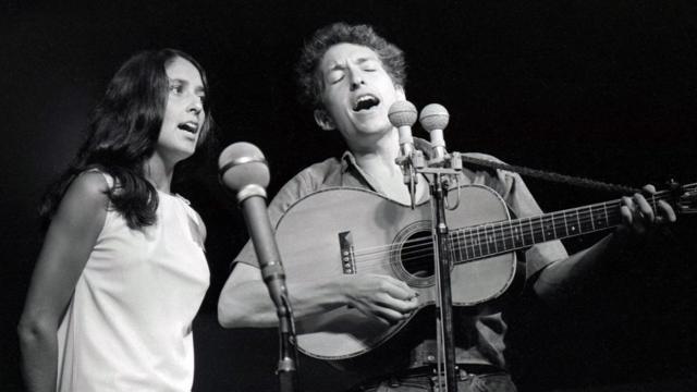 Joan Baez e Bob Dylan cantando em apresentação
