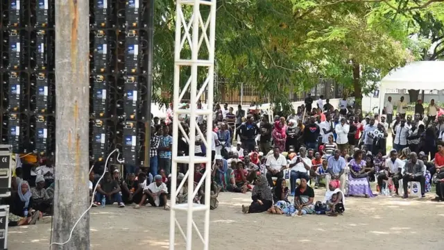 Waombolezaji wakiwa kwenye viwanja wakifuatilia kwenye Skrini kinachojiri ndani ya ukumbi