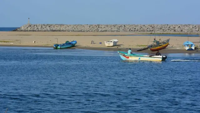 கடலரிப்பால் மறையும் நிலங்கள்