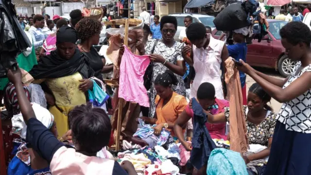 Abaguzi n'abacuruzi mu isoko ry'i Bujumbura mu ntango z'uku kwezi