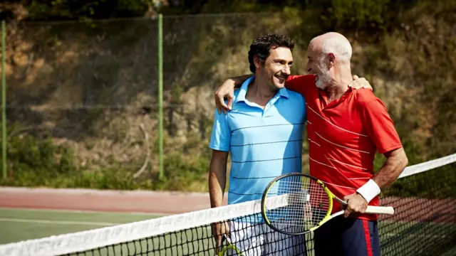 Deux hommes jouent au tennis