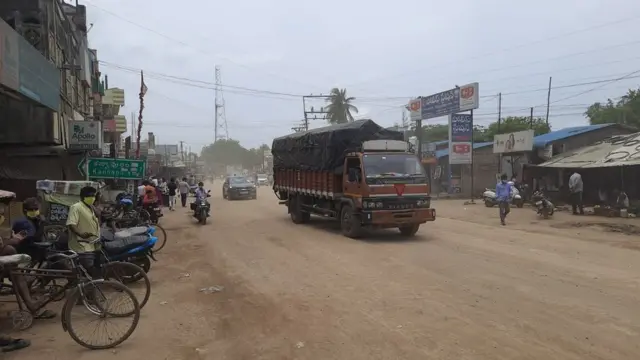 కొయ్యలగూడెంలో రోడ్డు వాన వస్తే బురద, లేదంటే దుమ్ము