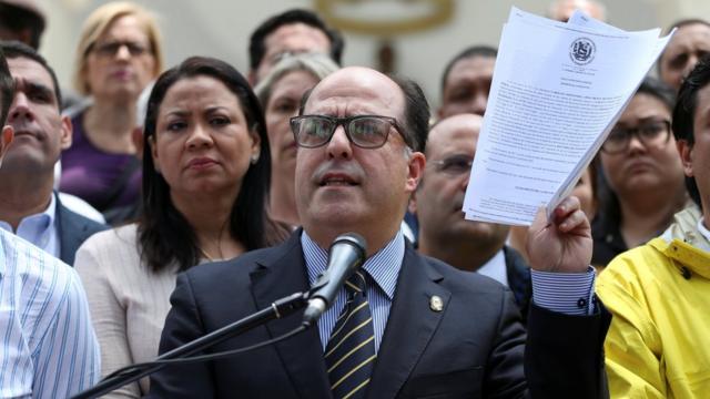 Julio Borges junto a otros miembros de la Asamblea Nacional de Venezuela.