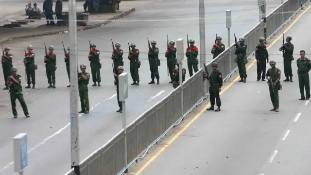 လူထုဟာ နည်းမျိုးစုံနဲ့ သပိတ်ကို အချိန်ကြာအောင်၊ ရပ်တန့်မသွားအောင် ဆွဲထားရမယ်ဆိုတဲ့ အသိနဲ့ လုံထိန်းတွေရန်က လွတ်အောင် ပြေးရင်း ပြန်စုစည်း