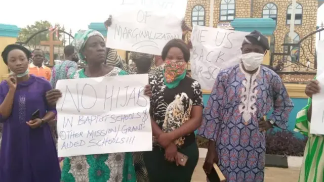 mata dauke da rubutun zanga-zanga a Kwara